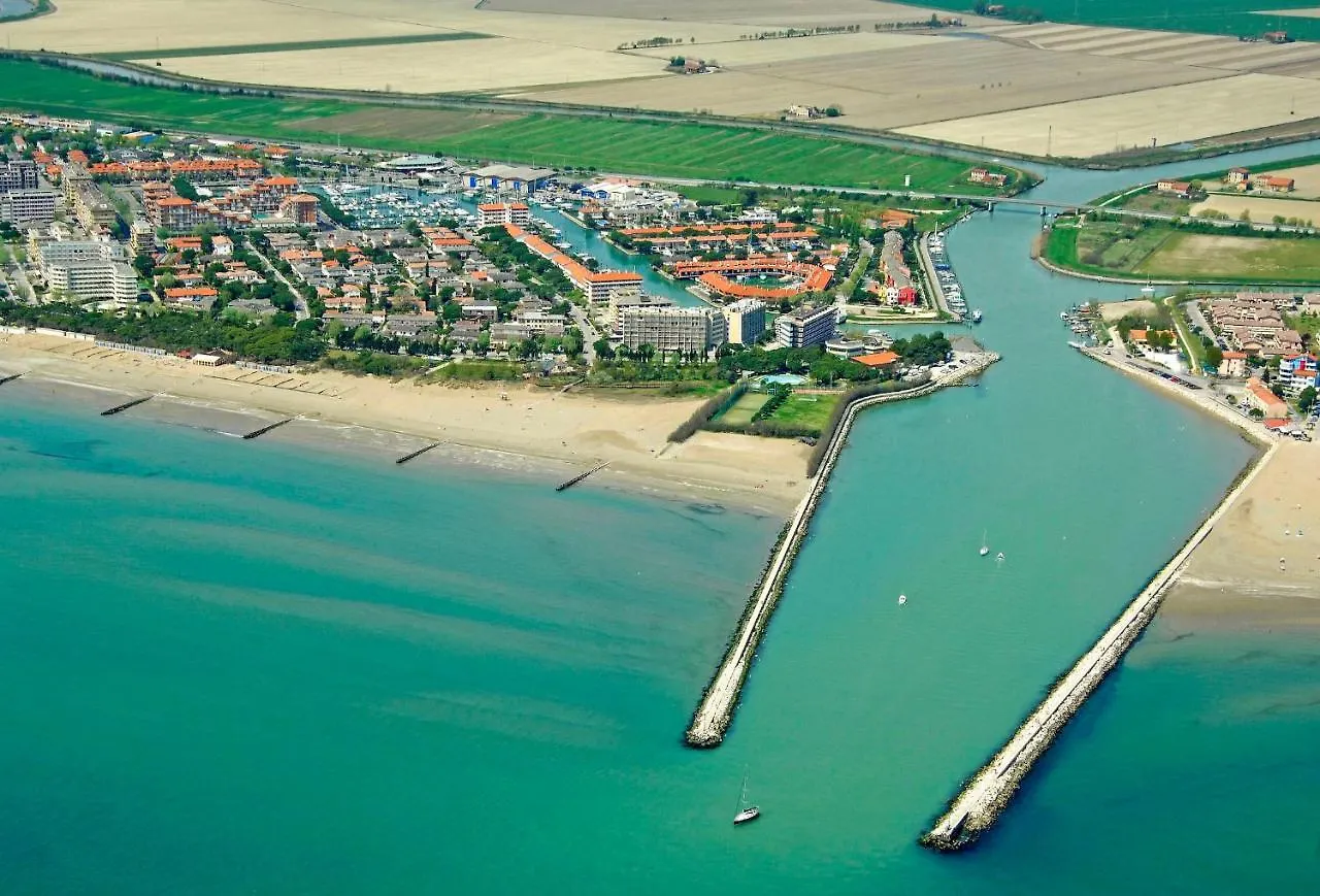 Lovely Flat Facing The Swimming Pool Caorle Itália