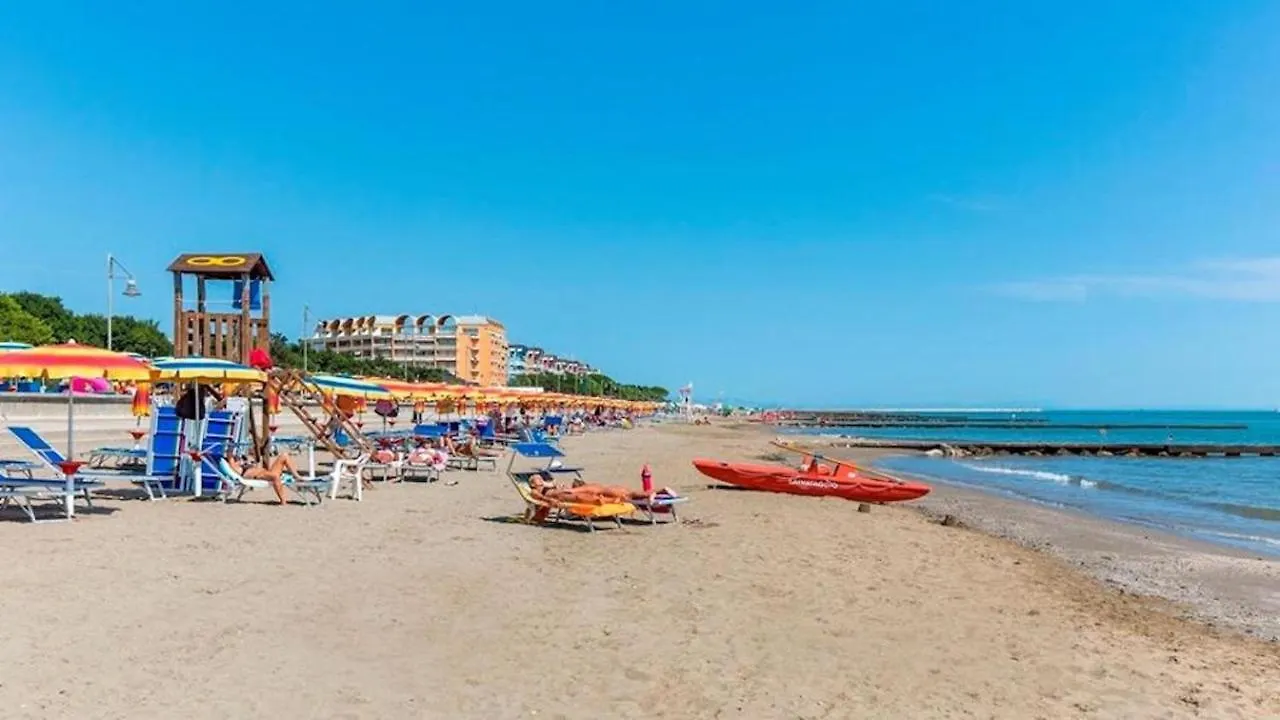 Lovely Flat Facing The Swimming Pool Caorle