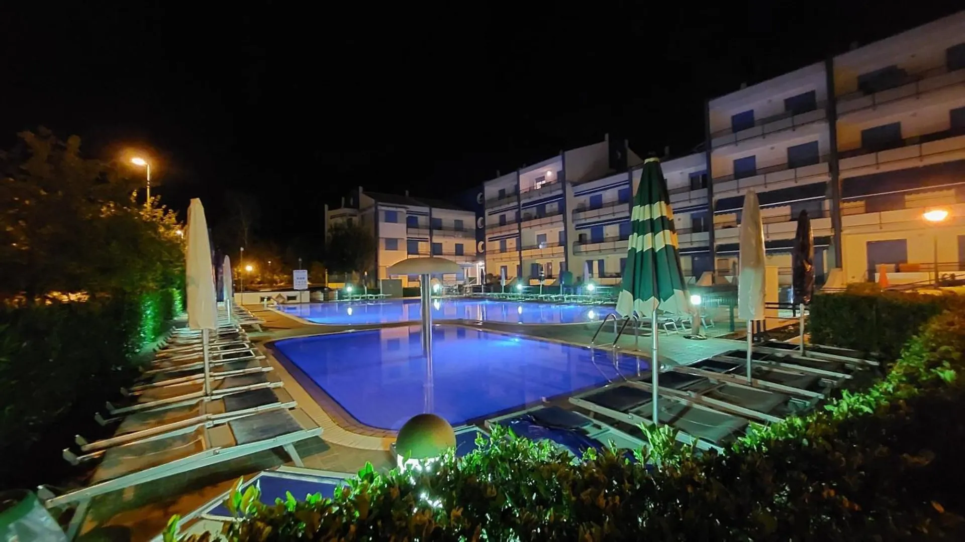 Lovely Flat Facing The Swimming Pool Caorle Apartamento